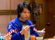 中村倫也演じる次男・日出男。