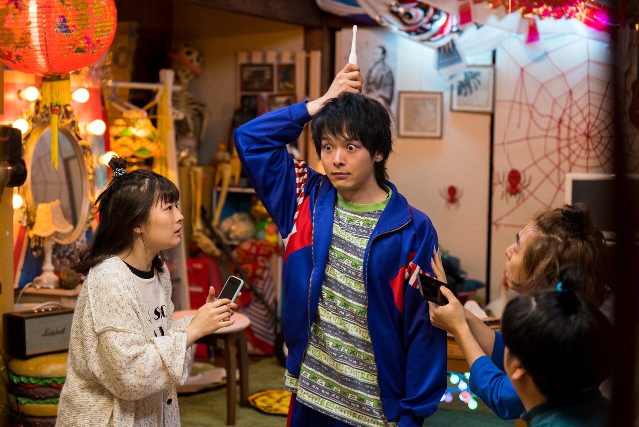 実は土星から来た中村倫也、特殊パワーでWi-Fiになる「宇宙人のあいつ」新写真ずらり