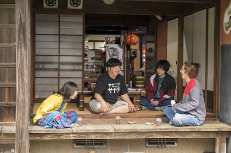 「宇宙人のあいつ」で真田家の4兄妹を演じる(左から)伊藤沙莉、バナナマン日村、中村倫也、柄本時生。