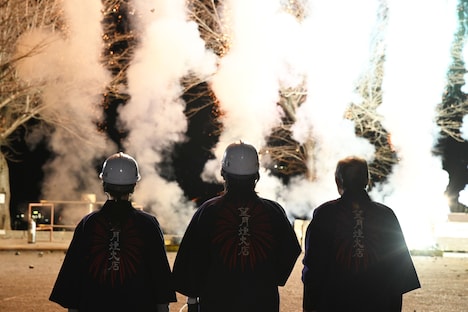 左から本田翼、高橋一生、橋爪功。