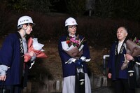 左から本田翼、高橋一生、橋爪功。