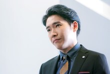 「ハケンアニメ！」より、柄本佑。(c)2022映画「ハケンアニメ！」製作委員会