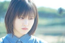 「今夜、世界からこの恋が消えても」より、福本莉子。(c)2022「今夜、世界からこの恋が消えても」製作委員会