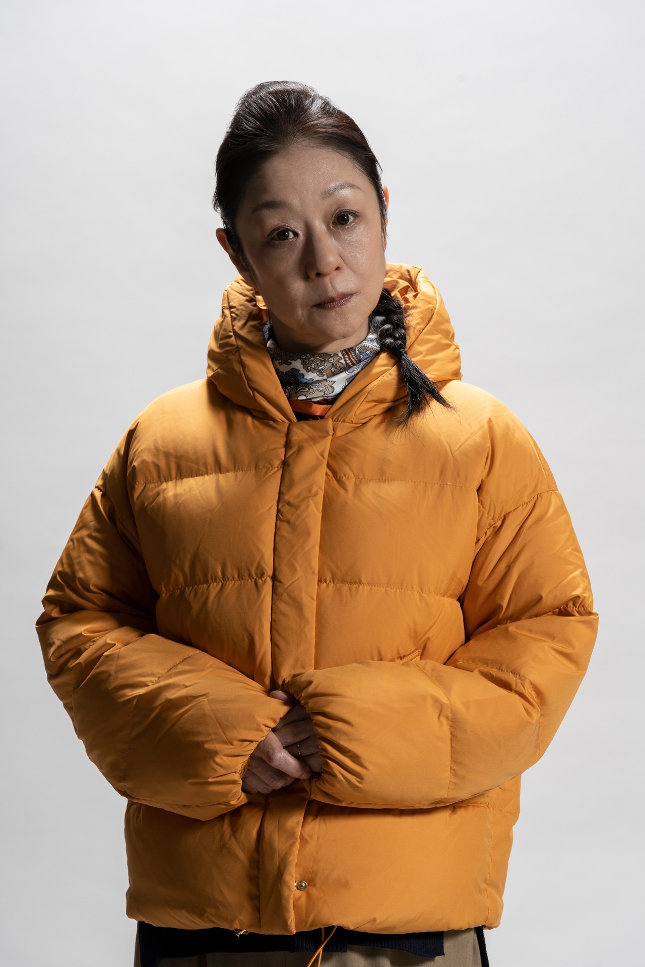 露木紅子役の山下容莉枝。