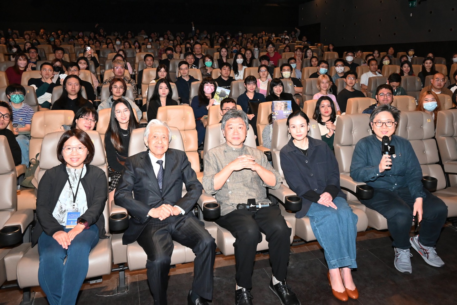 「ベイビー・ブローカー」香港での上映・登壇イベントの様子。1列目中央が是枝裕和。