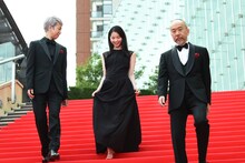 左から手塚とおる、西野七瀬、塚本晋也。