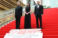 左から手塚とおる、西野七瀬、塚本晋也。