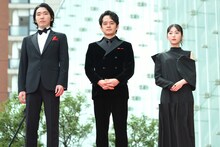左から柄本佑、池松壮亮、浜辺美波。