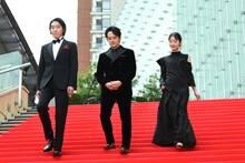 左から柄本佑、池松壮亮、浜辺美波。