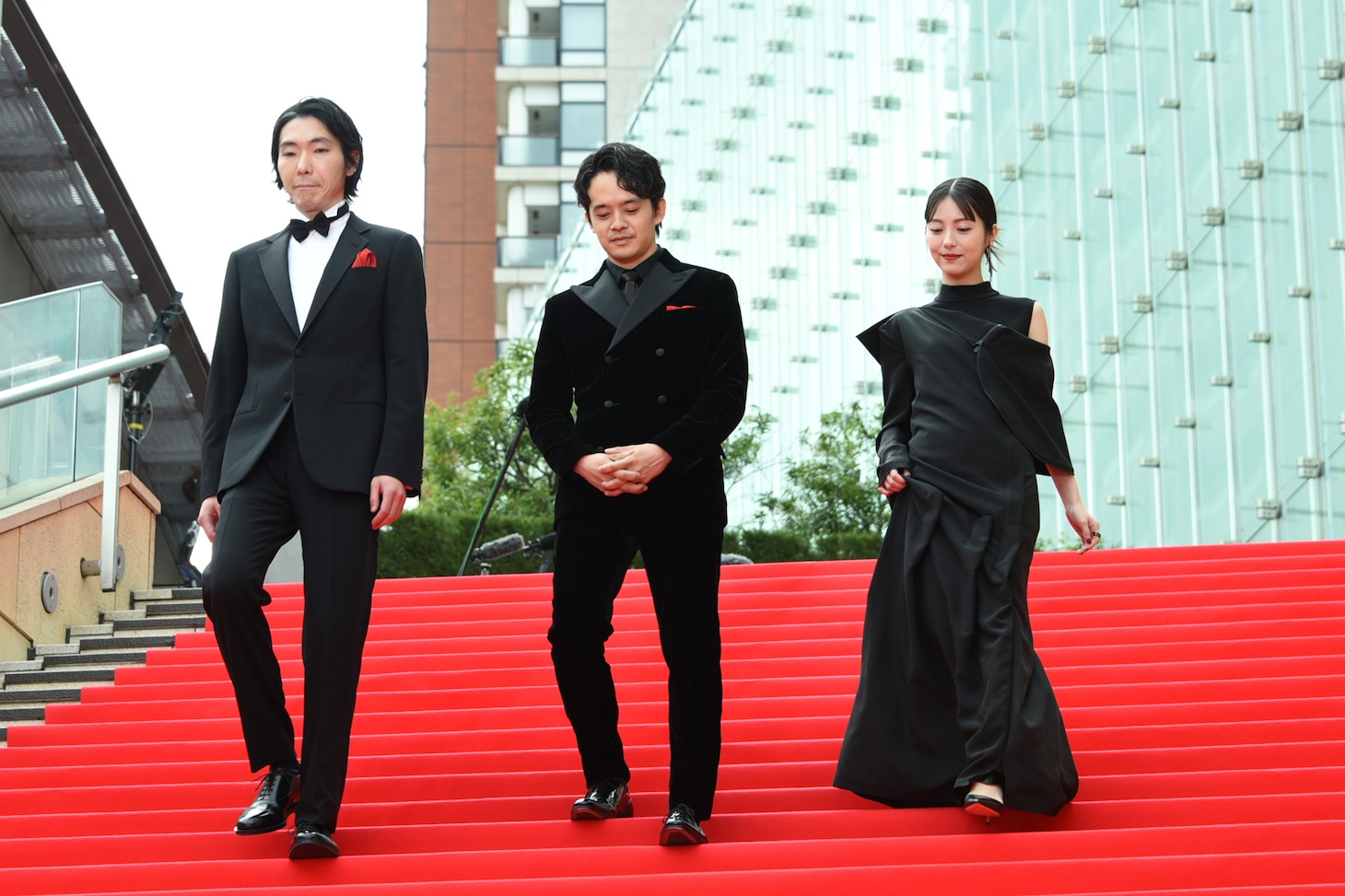 左から柄本佑、池松壮亮、浜辺美波。