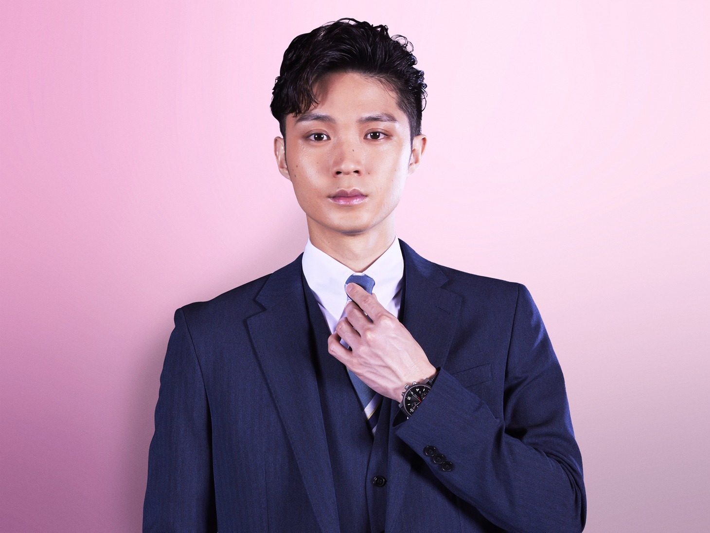 目黒元気役の磯村勇斗。