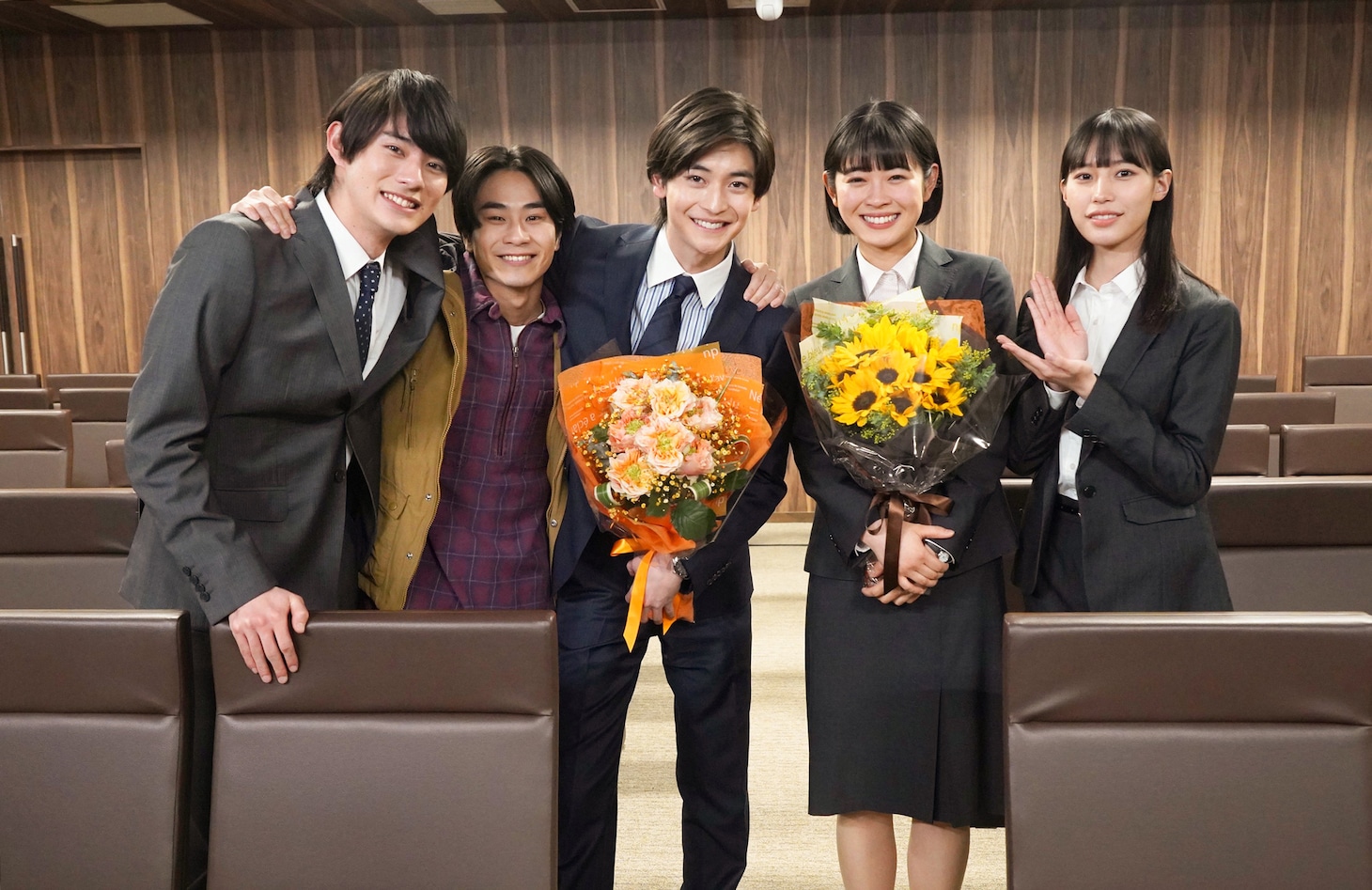 左から前田拳太郎、前田旺志郎、高橋文哉、河村花、南沙良。
