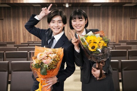 左から高橋文哉、南沙良。