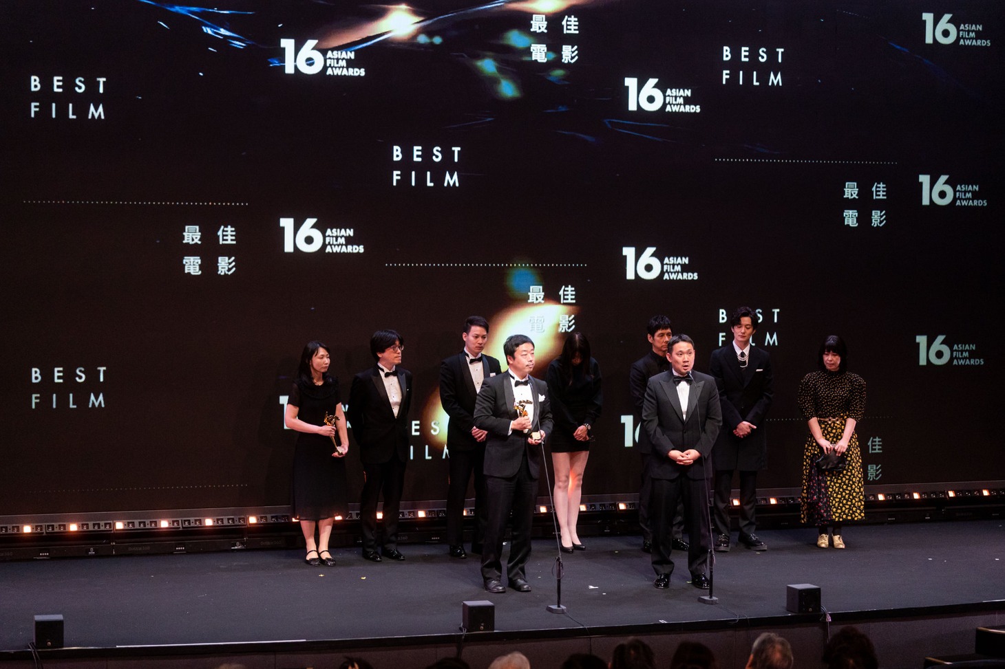 最優秀作品賞を受賞した「ドライブ・マイ・カー」のキャストとスタッフ。