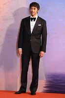 レッドカーペットに参加した阿部寛。