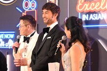 阿部寛（中央）