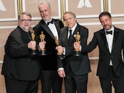 長編アニメーション賞を受賞した「ギレルモ・デル・トロのピノッキオ」のスタッフ。(Sthanlee Mirador / Sipa USA / Newscom / ゼータ イメージ)