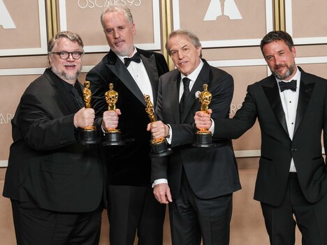 長編アニメーション賞を受賞した「ギレルモ・デル・トロのピノッキオ」のスタッフ。(Sthanlee Mirador / Sipa USA / Newscom / ゼータ イメージ)