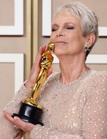 助演女優賞を受賞したジェイミー・リー・カーティス。（JOHN ANGELILLO / UPI / Newscom / ゼータ イメージ）