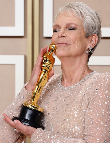 助演女優賞を受賞したジェイミー・リー・カーティス。(JOHN ANGELILLO / UPI / Newscom / ゼータ イメージ)