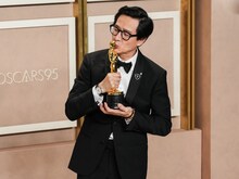 オスカー像にキスをするキー・ホイ・クァン。（Sthanlee Mirador / Sipa USA / Newscom / ゼータ イメージ）