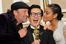 左からトロイ・コッツァー、キー・ホイ・クァン、アリアナ・デボーズ。（Getty Images）