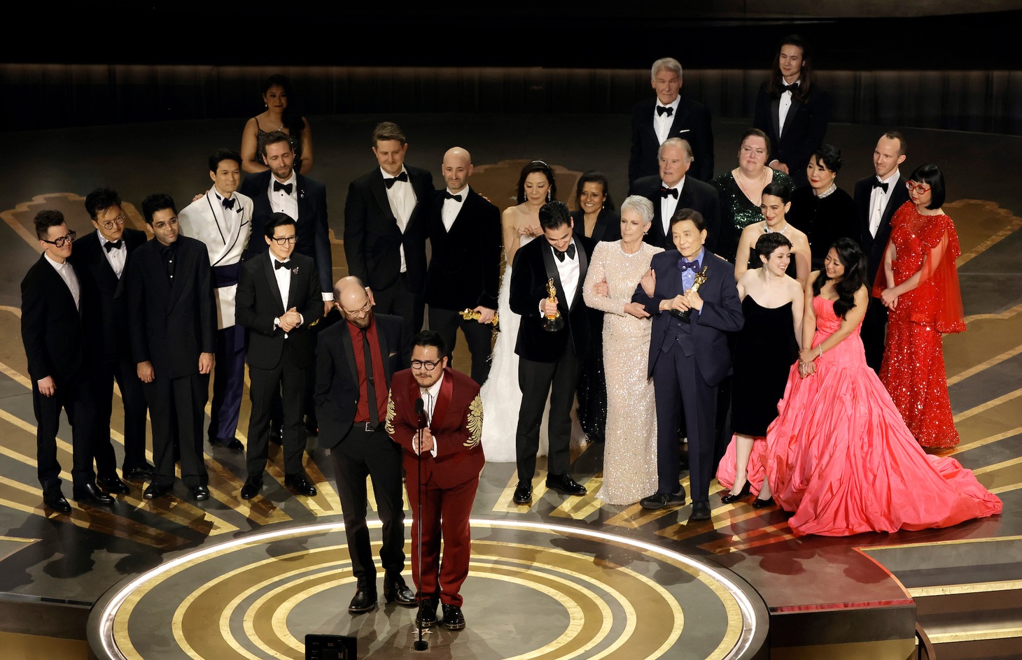 「エブリシング・エブリウェア・オール・アット・ワンス」のスタッフ、キャスト。（Getty Images）
