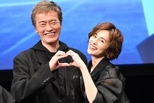 左から遠藤憲一、米倉涼子。
