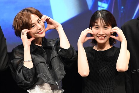 左から米倉涼子、松本穂香。