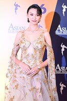 レッドカーペットに参加したルイーズ・ウォン。