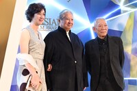 レッドカーペットに参加したサモ・ハン（中央）とユエン・ウーピン（右）。