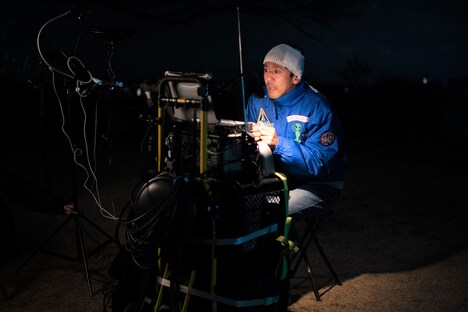 山崎役の濱津隆之。
