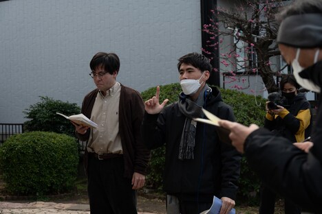 左から鈴木浩介、大江海。