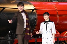 左からハリー杉山、芦田愛菜。