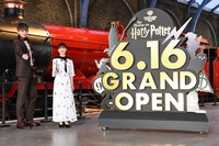 左からハリー杉山、芦田愛菜。