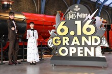 左からハリー杉山、芦田愛菜。