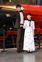 左からハリー杉山、芦田愛菜。