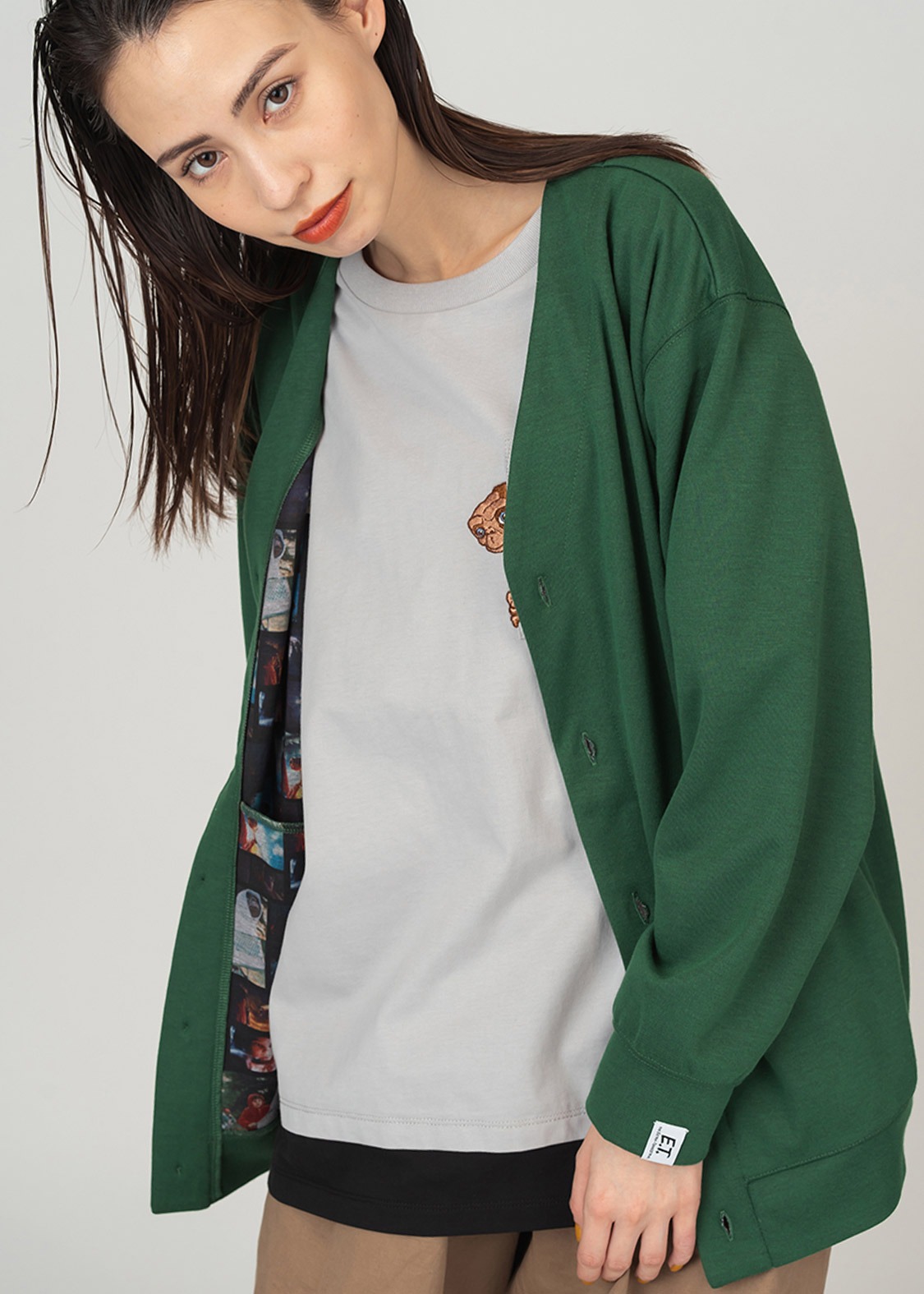 のぞく（E.T.）レイヤードTシャツと、E.T.＆エリオット パターン（E.T.）ダブルフェイスカーディガン。