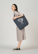 E.T.＆エリオット（E.T.）マキシTシャツワンピースと、E.T. フェイス（E.T.）スクエアトートバッグ。