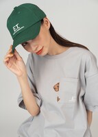 のぞく（E.T.）キャップと、のぞく（E.T.）レイヤードTシャツ。