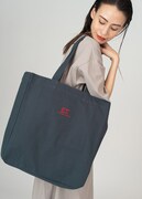 E.T.＆エリオット（E.T.）マキシTシャツワンピースと、E.T. フェイス（E.T.）スクエアトートバッグ。