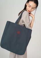 E.T.＆エリオット（E.T.）マキシTシャツワンピースと、E.T. フェイス（E.T.）スクエアトートバッグ。