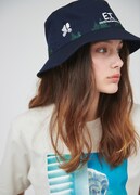 空飛ぶ自転車（E.T.）バケットハットと、E.T.（E.T.）Tシャツ。