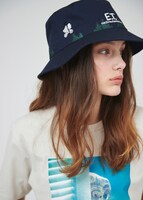 空飛ぶ自転車（E.T.）バケットハットと、E.T.（E.T.）Tシャツ。