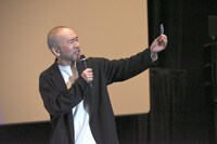 観客にカードを見せる塚本晋也。