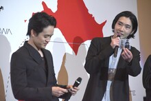 左から池松壮亮、柄本佑。
