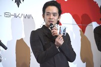 仮面ライダーとルリ子のカードを引いた池松壮亮。