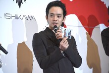 仮面ライダーとルリ子のカードを引いた池松壮亮。