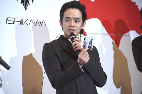 仮面ライダーとルリ子のカードを引いた池松壮亮。