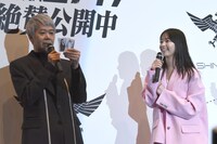 左から手塚とおる、西野七瀬。